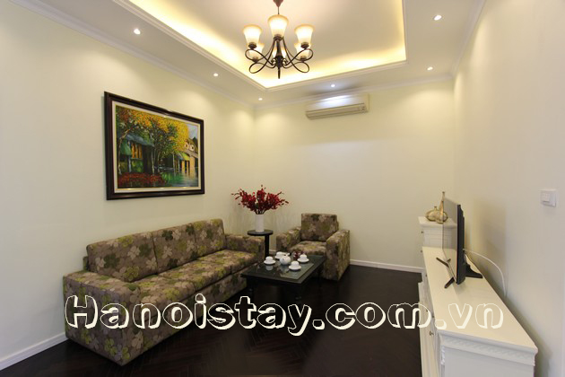 Chúng tôi có căn hộ dịch vụ 2 phòng ngủ giá rẻ cho thuê tại phố Giảng Võ, quận Đống Đa 1
