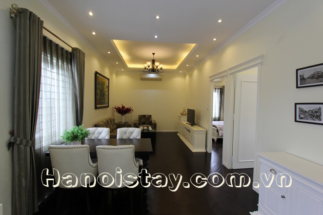 Chúng tôi có căn hộ dịch vụ 2 phòng ngủ giá rẻ cho thuê tại phố Giảng Võ, quận Đống Đa 3
