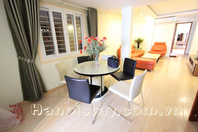 Tòa căn hộ dịch vụ chuyên nghiệp cho thuê gấp căn hộ 3 phòng ngủ, full nội thất ở Giảng Võ, Ba Đình 2